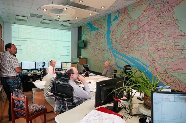 Что мы упустили ребята? Думаем! – в эти дни в Ригас Силтумс идут самые тяжелые испытания. Реагировать нужно быстро и точно. Лучшие умы предприятия выявляют самые слабые места в огромном лабиринте системы городского отопления. - Sputnik Латвия