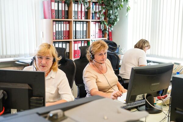 Несмотря на десятки тысяч объявлений по городу о гидравлической проверке, сотни людей звонят по бесплатному телефону с вопросом - а почему нет горячей воды? Пропустить нельзя ни один звонок, среди шелухи может быть сигнал о прорыве трубы в подвале или на улице. А такие аварии требуется устранять очень быстро. - Sputnik Латвия