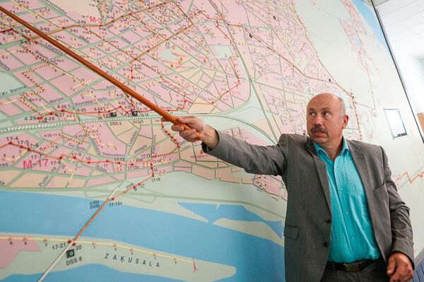 Вот тут, на Бривибас, у нас самые старые трубы, соответственно, самый опасный участок, где может прорвать трубы, – объясняет председатель правления Ригас Силтумс Нормундс Талцис. – Вот здесь и следим пристальнее всего. - Sputnik Латвия