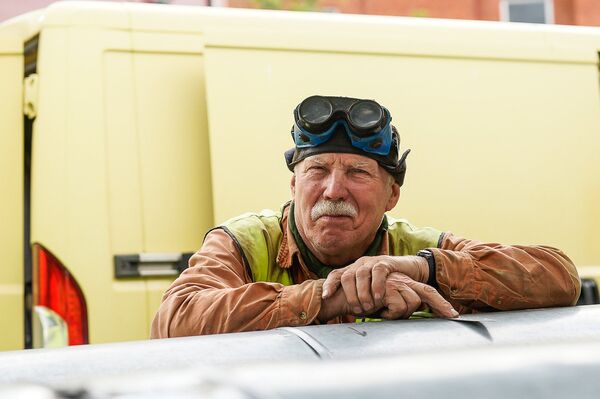 Конечно лучше ремонтировать летом, чем зимой – говорит довольный аварийщик. На их участке прорвало трубу, и пока корреспонденты ехали на аварию, они уже нашли течь, и приступили к ремонту. - Sputnik Латвия