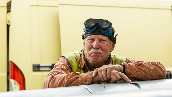 Конечно лучше ремонтировать летом, чем зимой – говорит довольный аварийщик. На их участке прорвало трубу, и пока корреспонденты ехали на аварию, они уже нашли течь, и приступили к ремонту. - Sputnik Латвия