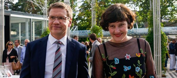 Глава латвийского агентства инвестиций и развития Андрис Озолс и министр финансов Латвии Дана Рейзниеце-Озола - Sputnik Латвия