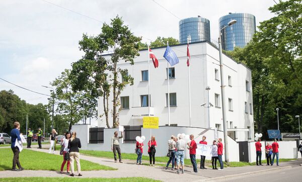 Участники пикета у здания Stratcom в Риге - Sputnik Латвия