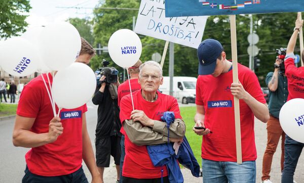 Участники пикета у здания Stratcom в Риге - Sputnik Латвия