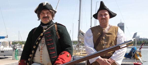 Реконструктор Вячеслав Рукис (слева) с боевым товарищем - Sputnik Латвия