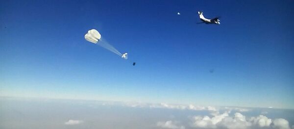 Ил-76 сбросил с воздуха десятки тонн продуктов для жителей Дейр-эз-Зора - Sputnik Латвия