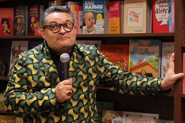 Историк моды Александр Васильев на творческом вечере в Риге - Sputnik Латвия