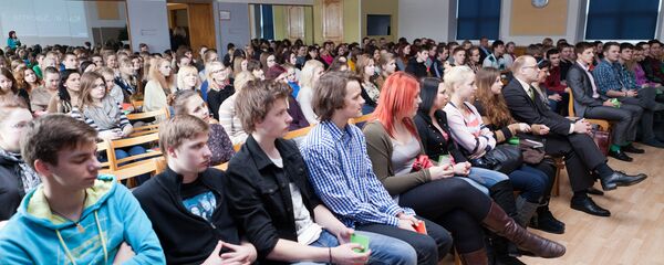 Молодые люди в зале - Sputnik Латвия