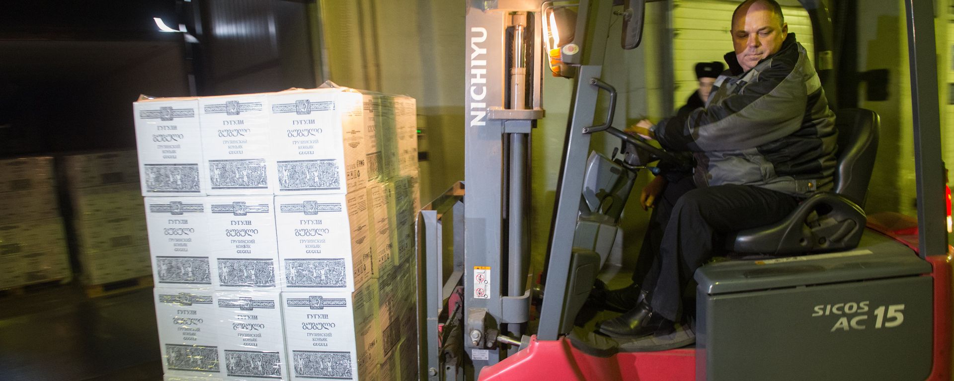 Проверка алкогольной продукции на таможенном посту - Sputnik Латвия, 1920, 10.06.2026