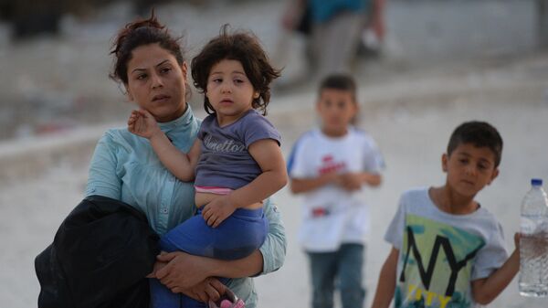 Беженцы с детьми в Европе - Sputnik Латвия