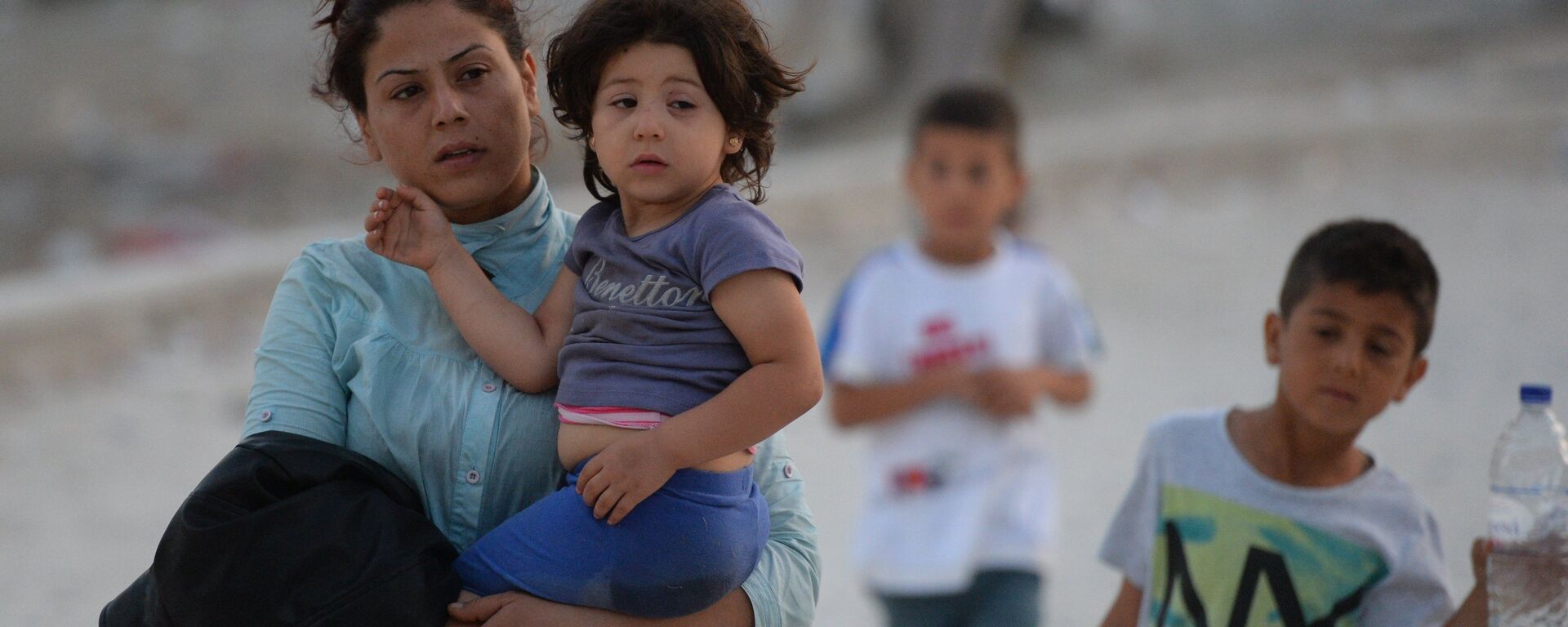 Беженцы с детьми в Европе - Sputnik Латвия, 1920, 23.04.2026