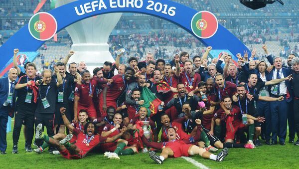Игроки сборной Португалии на церемонии награждения Евро - 2016 после финального матча - Sputnik Латвия
