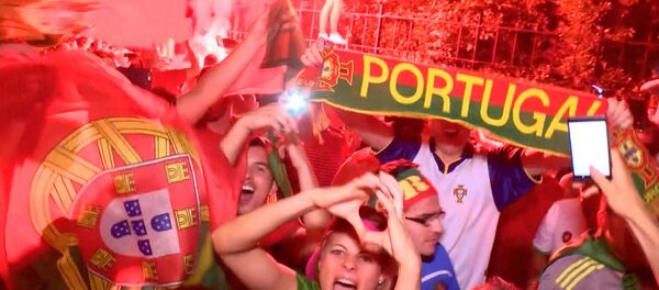 Ликующие португальцы и грустные французы в Париже после финала Евро-2016 - Sputnik Латвия