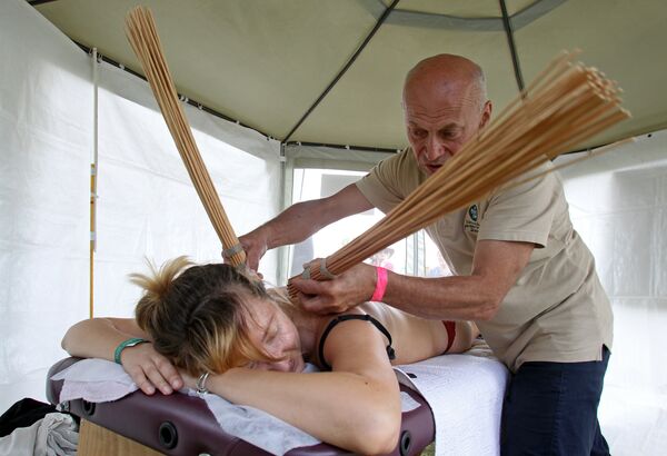 Массаж палками только выглядит устрашающе, а на самом деле приятно - Sputnik Латвия