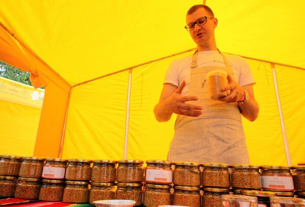 Пчеловод Сандрис показывает свою продукцию - Sputnik Латвия