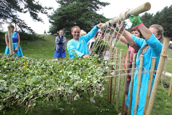 Большой банный коврик, к плетению которого приглашалась все желающие - Sputnik Латвия