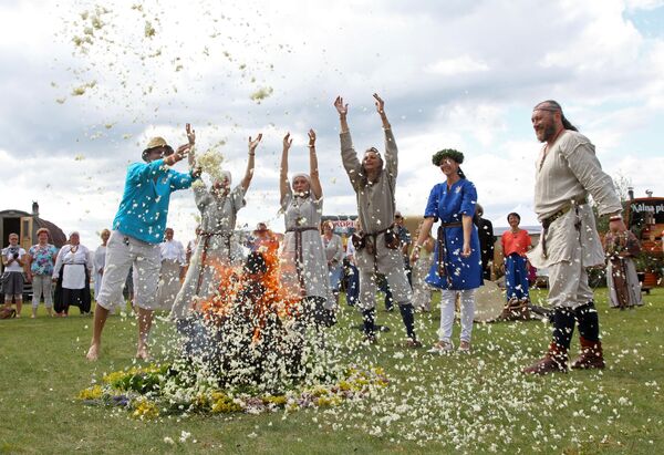 Праздник завершился хороводом и языческим ритуалом у огня - Sputnik Латвия