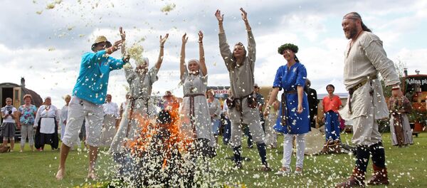 Праздник завершился хороводом и языческим ритуалом у огня - Sputnik Latvija