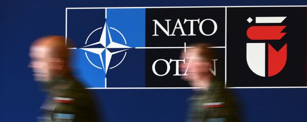 Мужчины у баннера саммита НАТО на Национальном стадионе в Варшаве Мужчины у баннера саммита НАТО на Национальном стадионе в Варшаве - Sputnik Latvija