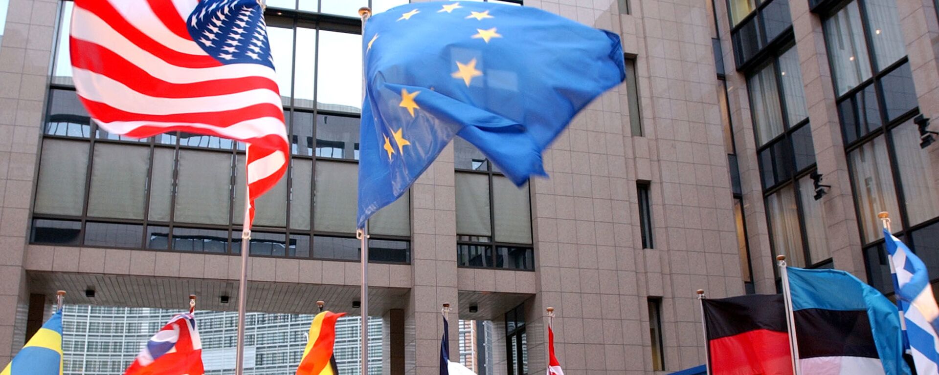 Флаги США и ЕС в Брюсселе - Sputnik Латвия, 1920, 19.11.2023