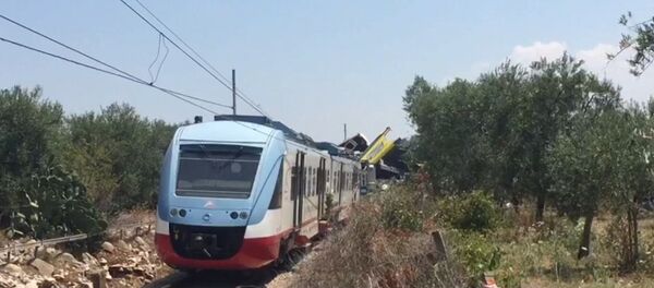 Два пассажирских поезда столкнулись на юге Италии. Кадры с места ЧП Два пассажирских поезда столкнулись на юге Италии. Кадры с места ЧП - Sputnik Латвия