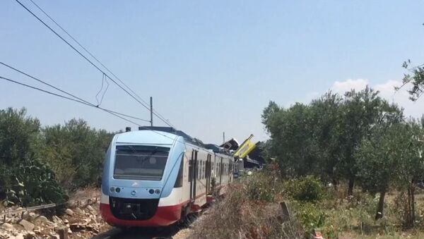 Два пассажирских поезда столкнулись на юге Италии. Кадры с места ЧП - Sputnik Латвия