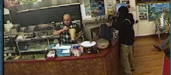 Неудачное ограбление: хозяин кафе проигнорировал мужчину с пистолетом - Sputnik Латвия