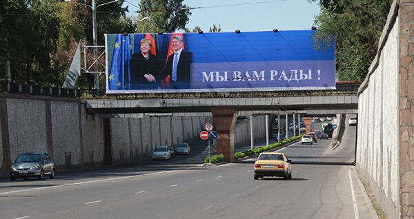 Баннер к первому визиту канцлера ФРГ Ангелы Меркель на улице Бишкека Баннер к первому визиту канцлера ФРГ Ангелы Меркель на улице Бишкека - Sputnik Латвия