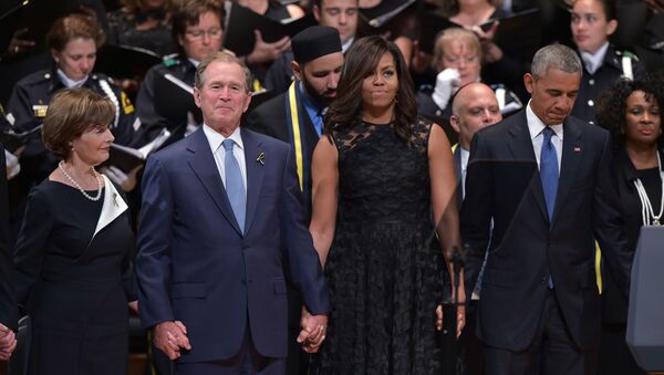 Бывший президент США Джордж Буш, Мишель Обама и президент США Барак Обама на панихиде по погибшим в Далласе полицейским - Sputnik Latvija