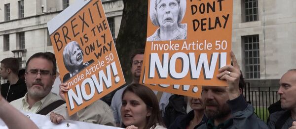 Митинги за и против Brexit в Лондоне едва не переросли в драку Митинги за и против Brexit в Лондоне едва не переросли в драку - Sputnik Latvija
