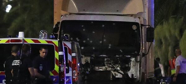 Грузовик террориста, который въехал в толпу в Ницце - Sputnik Latvija