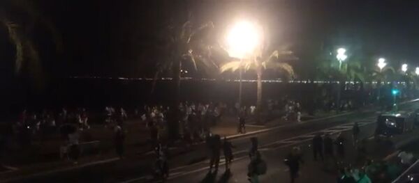 Pirmie aculiecinieku kadri no terorakta vietas Nicā Pirmie aculiecinieku kadri no terorakta vietas Nicā - Sputnik Latvija