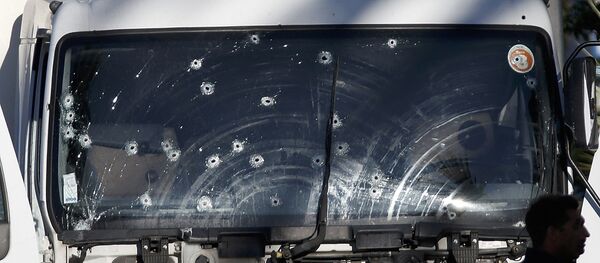 Terorista kravas automašīna, kas iebrauca pūlī Nicā Terorista kravas automašīna, kas iebrauca pūlī Nicā - Sputnik Latvija