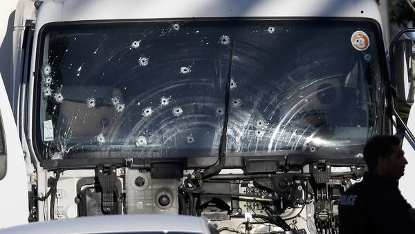 Изрешеченный пулями грузовик, на котором был совершен теракт в Ницце - Sputnik Латвия