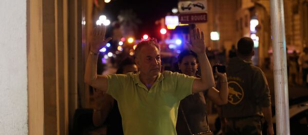 Проверки людей полицейскими сразу после теракта в Ницце - Sputnik Латвия