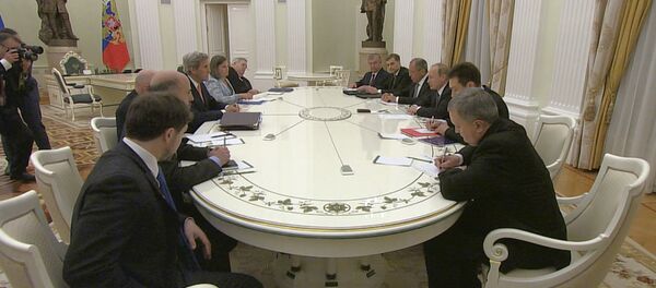 Путин и Керри в Кремле обсудили двусторонние отношения между РФ и США - Sputnik Латвия