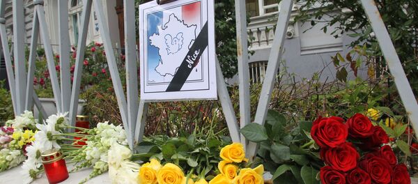 Цветы у французского посольства в Риге - Sputnik Латвия