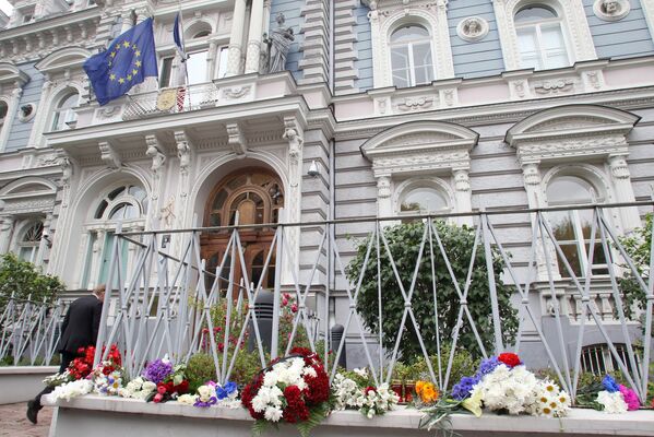Цветы у французского посольства в Риге - Sputnik Латвия