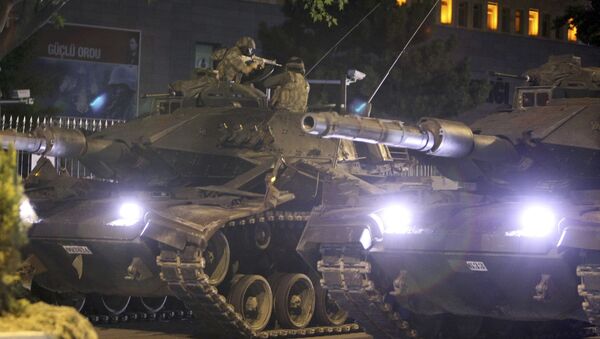 Попытка государственного переворота в Турции. Танки турецкой армии на улицах Анкары - Sputnik Латвия