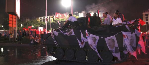 Сторонники Эрдогана вышли ночью на улицы Анкары Сторонники Эрдогана вышли ночью на улицы Анкары - Sputnik Latvija