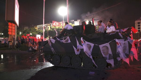 Сторонники Эрдогана вышли ночью на улицы Анкары - Sputnik Латвия