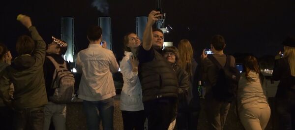 Селфи с символом революции: петербуржцы обрадовались возвращению Авроры - Sputnik Латвия