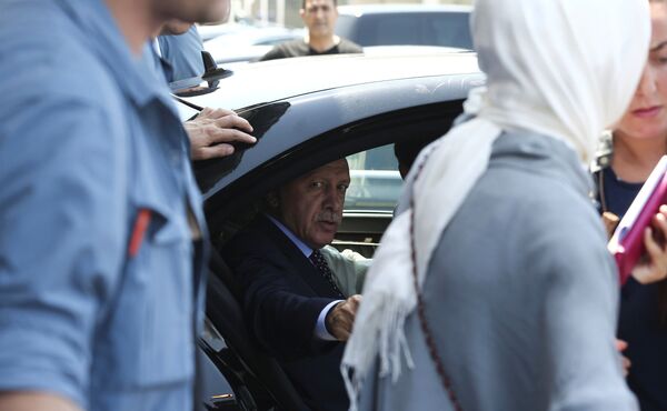 Президент Турции Реджеп Тайип Эрдоган внутри автомобиля в аэропорту Ататюрка, Стамбул - Sputnik Latvija