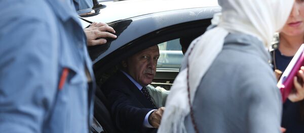 Президент Турции Реджеп Тайип Эрдоган внутри автомобиля Президент Турции Реджеп Тайип Эрдоган внутри автомобиля - Sputnik Латвия