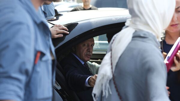 Президент Турции Реджеп Тайип Эрдоган внутри автомобиля - Sputnik Латвия