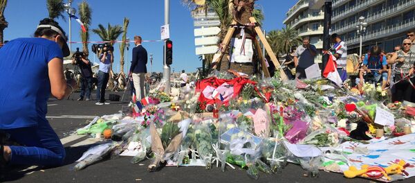 Цветы на месте теракта в Ницце Цветы на месте теракта в Ницце - Sputnik Латвия