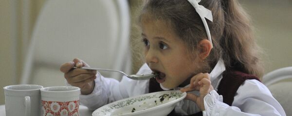 В школьной столовой В школьной столовой - Sputnik Latvija