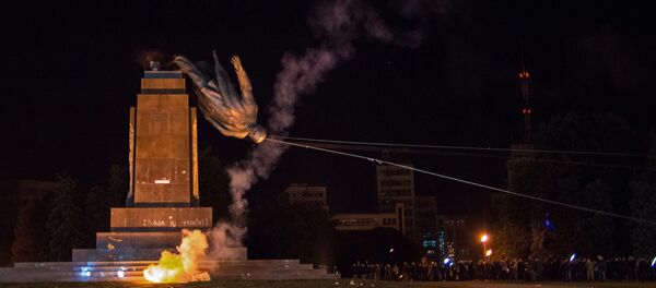 В Харькове снесли памятник Ленину - Sputnik Латвия