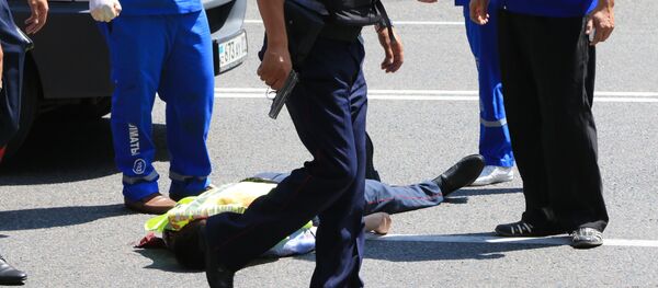 Полицейский погиб в результате стрельбы в Алма-Ате Полицейский погиб в результате стрельбы в Алма-Ате - Sputnik Латвия