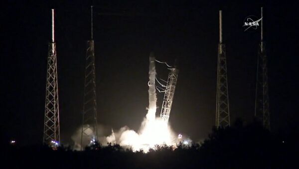 Кадры старта ракеты Falcon 9 с космическим кораблем Dragon с мыса Канаверал - Sputnik Латвия